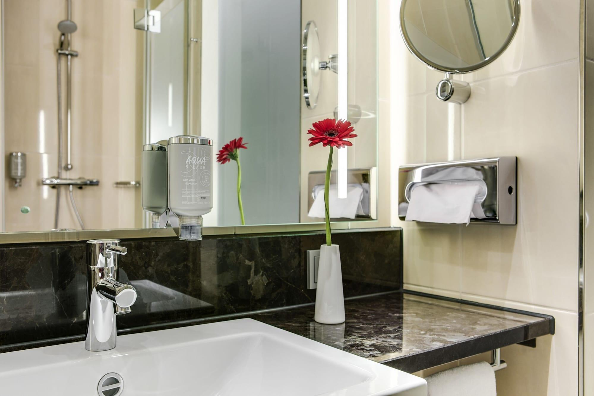 Intercityhotel Hamburg Dammtor-Messe Dış mekan fotoğraf